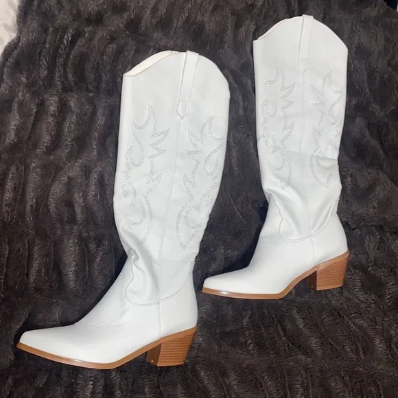 🍂Adorable NWOT white cowboy boots! - Picture 7 of 10
